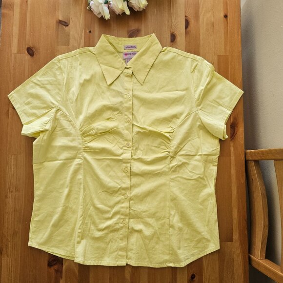 American Flirt - Women's Easy-Care Basic Collared Button Down  Shirts Short Slee - Picture 1 of 12